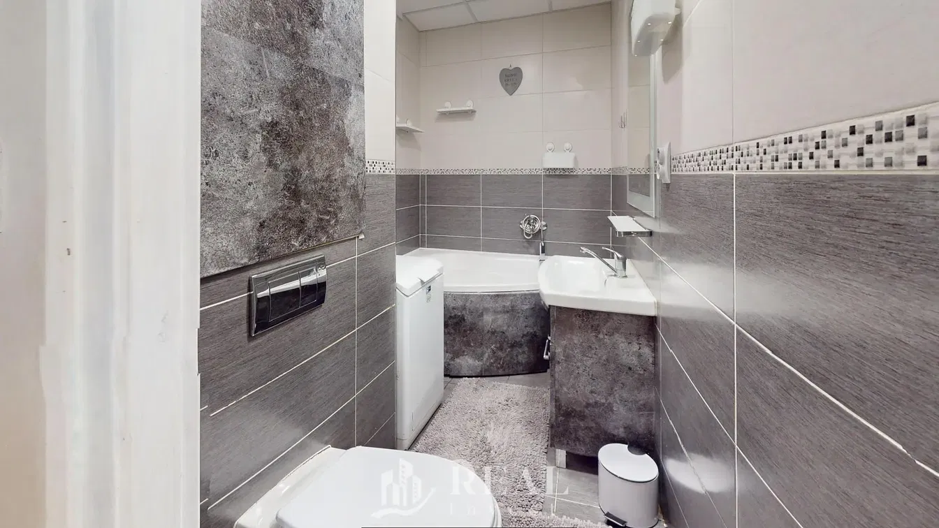 Badezimmer; fliesenboden, renoviert, tageslicht, moderner stil