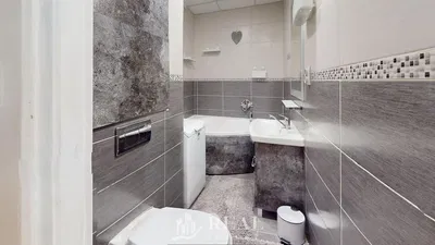 Badezimmer; fliesenboden, renoviert, tageslicht, moderner stil