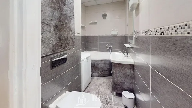 Badezimmer; fliesenboden, renoviert, tageslicht, moderner stil