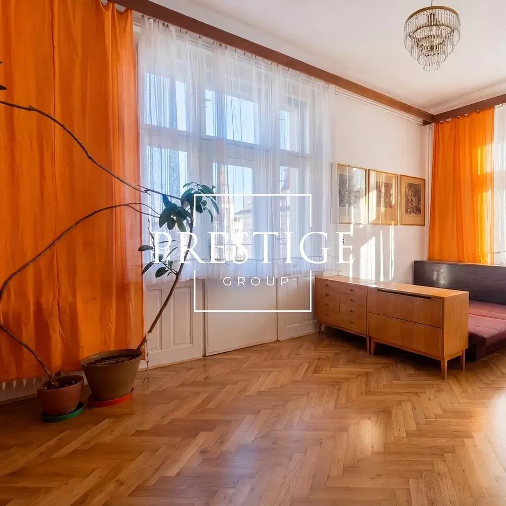 Salon; parquet, lumière naturelle, style moderne