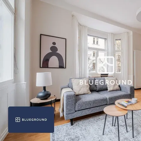 Salon; style moderne, parquet, lumière naturelle