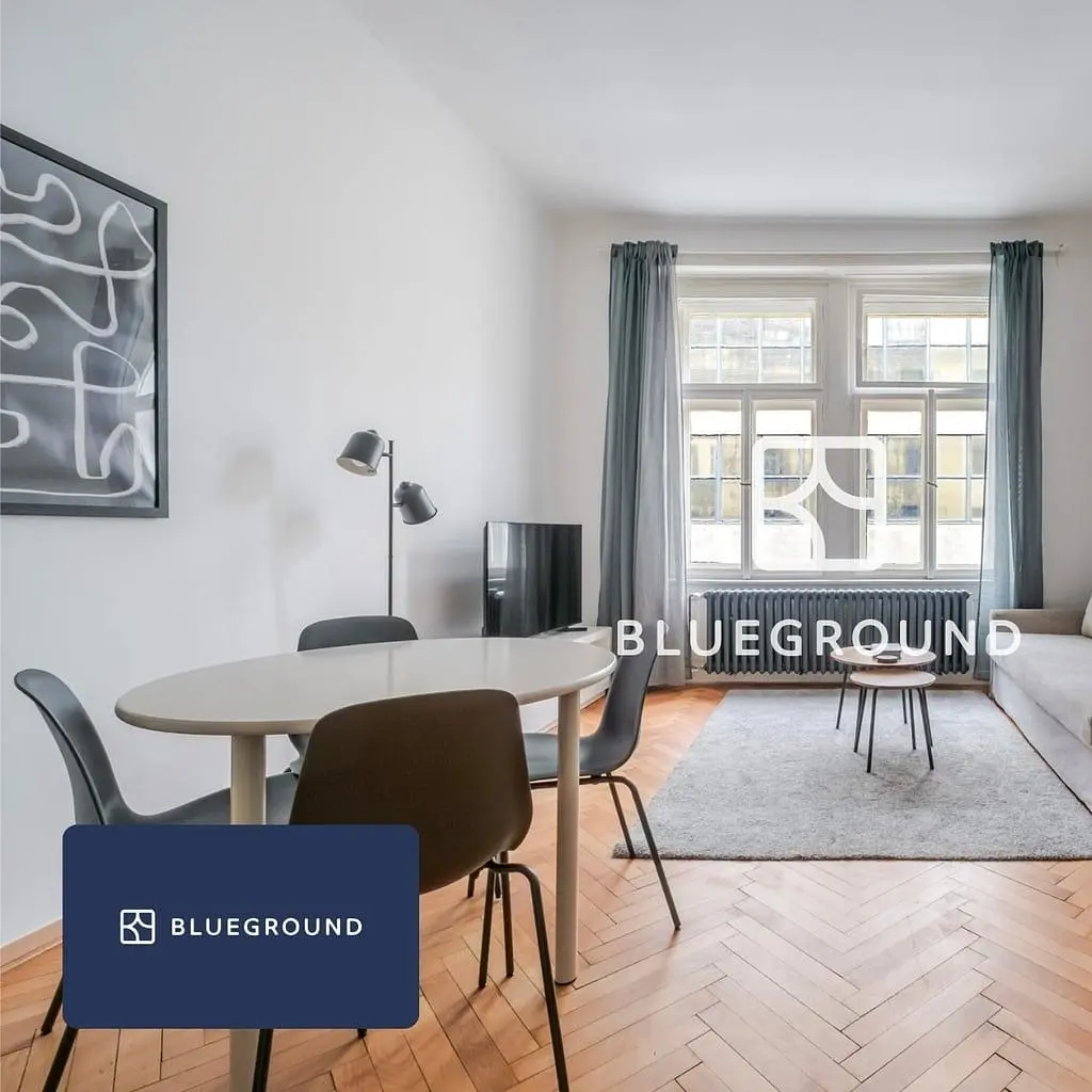 Soggiorno; stile moderno, pavimento in legno, luce naturale