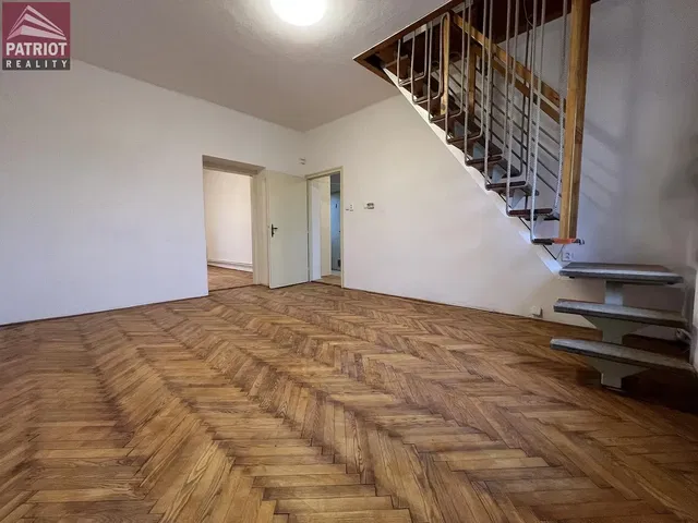 Obývací pokoj; dřevěná podlaha, přirozené světlo