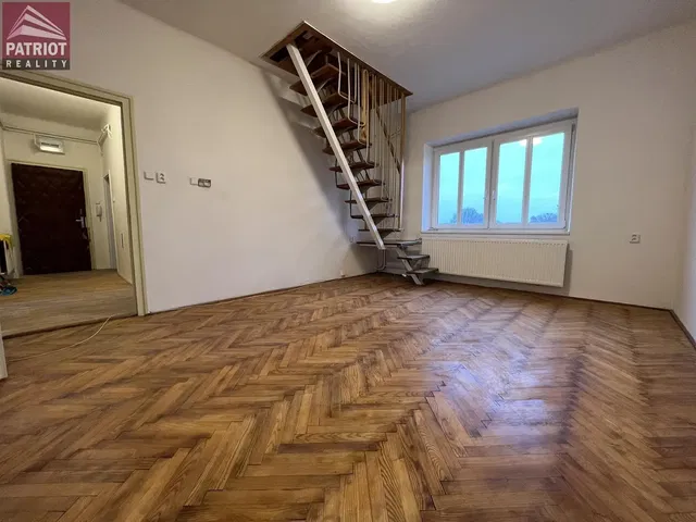 Obývací pokoj; dřevěná podlaha, přirozené světlo