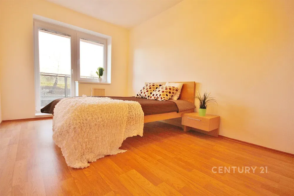 Schlafzimmer; holzboden, tageslicht