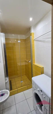 Banyo; fayans zemin, doğal ışık