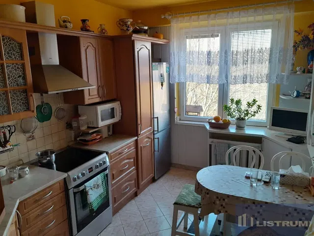 Cucina; elettrodomestici, pavimento in piastrelle, luce naturale