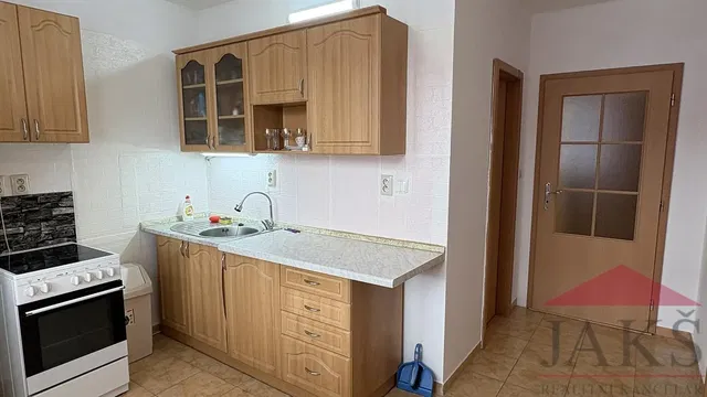 Cucina; elettrodomestici, pavimento in piastrelle