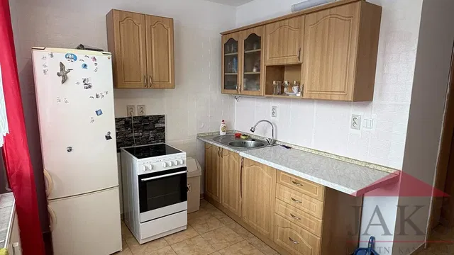 Cucina; elettrodomestici, pavimento in piastrelle, ristrutturato