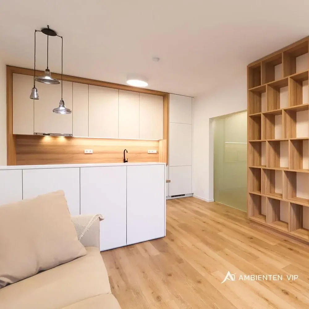 Obývačka; moderný štýl, drevená podlaha, prirodzené svetlo