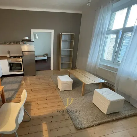 Soggiorno; pavimento in legno, luce naturale