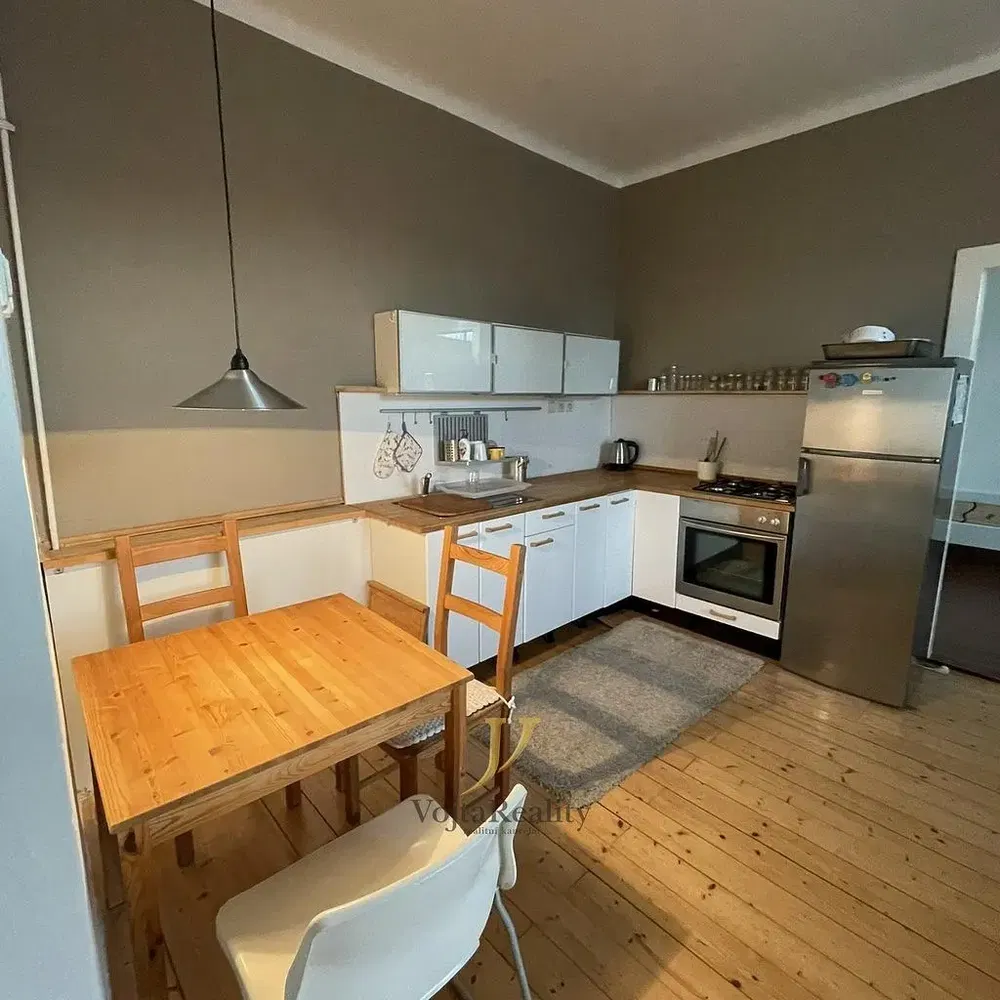 Cucina; elettrodomestici, pavimento in legno, luce naturale