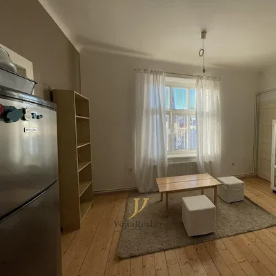 Cucina; pavimento in legno, luce naturale