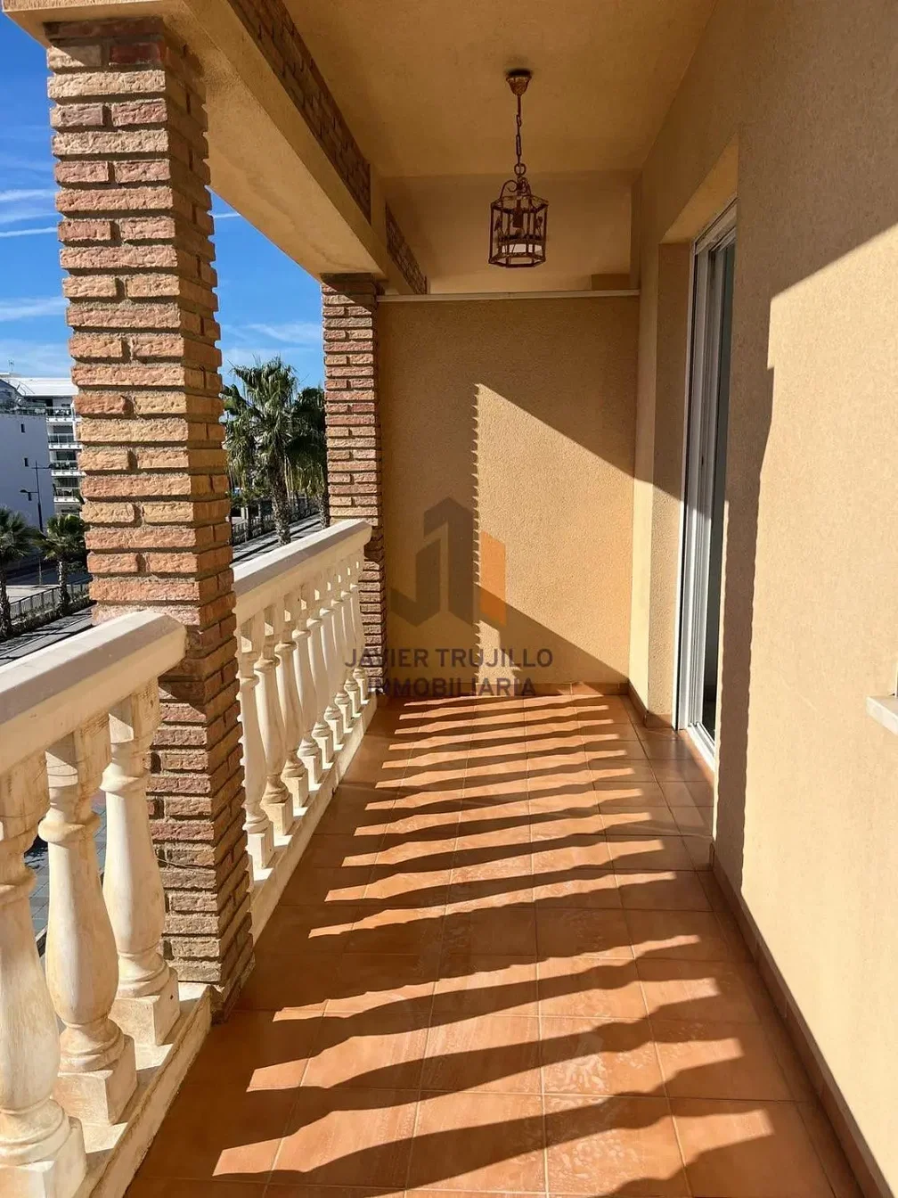 Balkon; výhled, dlažba, přirozené světlo