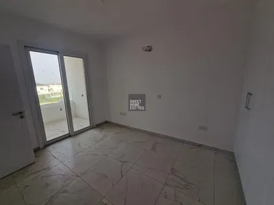 Woonkamer; tegelvloer, uitzicht