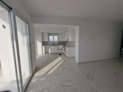 Keuken; tegelvloer, keukenapparatuur, natuurlijk licht