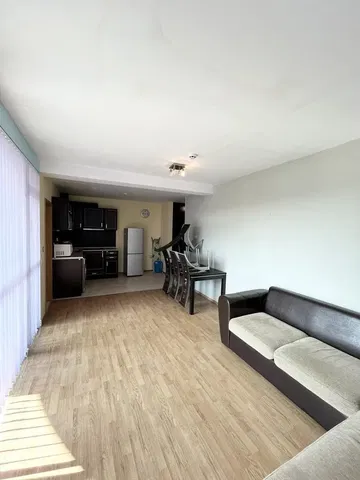 Oturma odası; ahşap zemin, doğal ışık