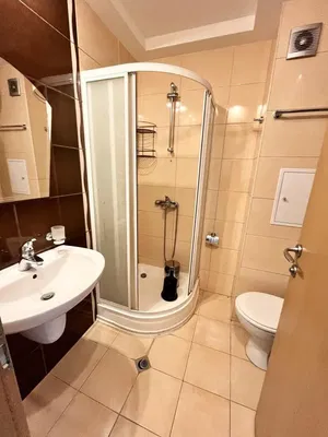 Kupaonica; pločice, prirodna svjetlost