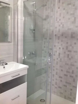 Banyo; fayans zemin, tadilatlı, doğal ışık, modern stil