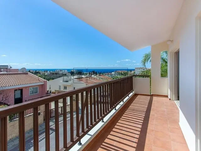 Terraço; vista, chão de azulejo, luz natural