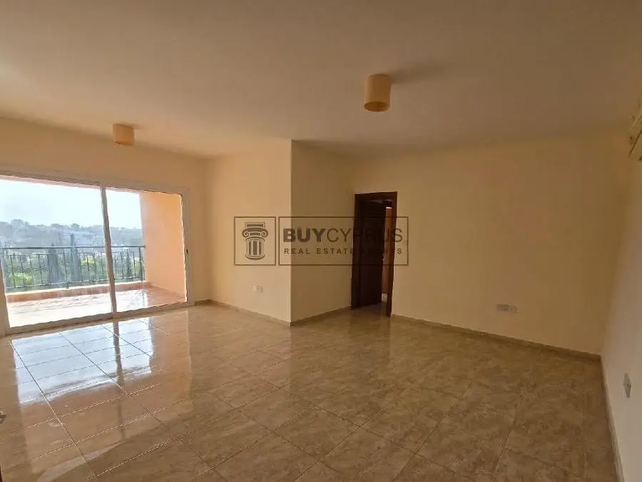 Woonkamer; tegelvloer, uitzicht