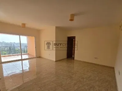 Woonkamer; tegelvloer, uitzicht