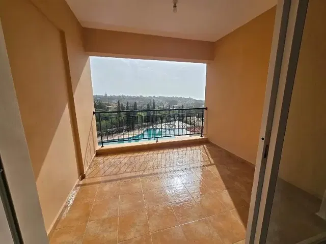 Varanda; chão de azulejo, vista, luz natural