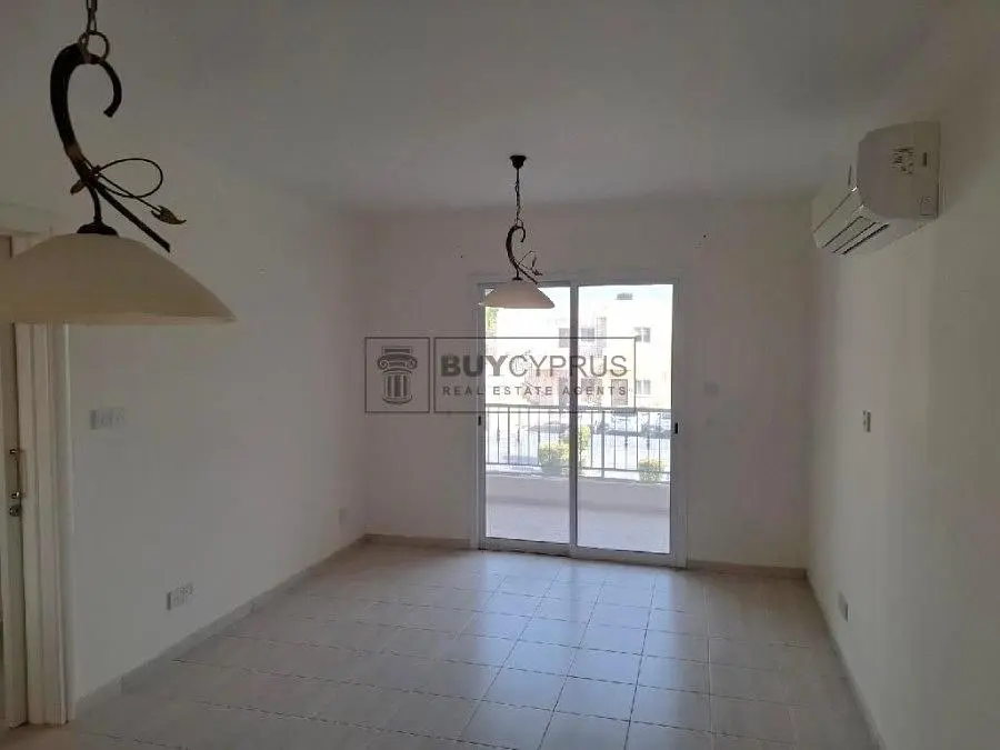 Woonkamer; tegelvloer, uitzicht