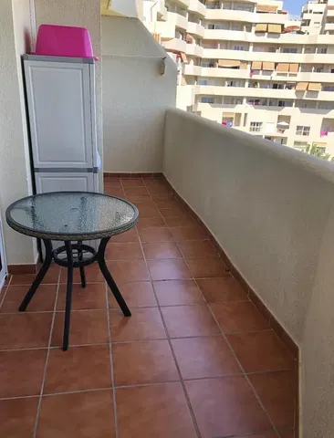 Balcone; pavimento in piastrelle, vista