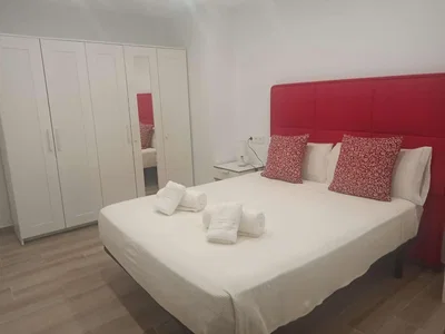 Yatak odası; ahşap zemin, doğal ışık, modern stil