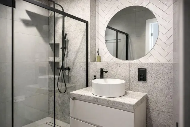 Badezimmer; fliesenboden, renoviert, tageslicht, moderner stil