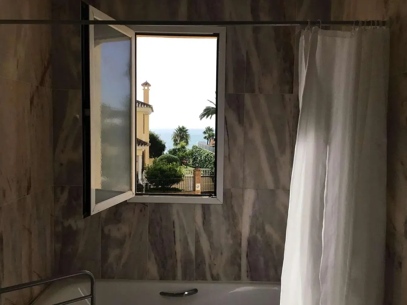 Badezimmer; blick, fliesenboden, tageslicht