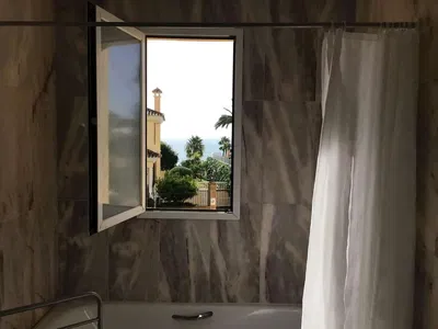 Badezimmer; blick, fliesenboden, tageslicht