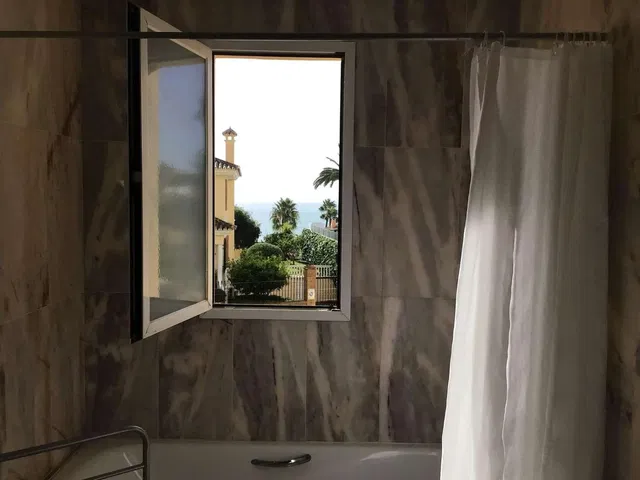 Bagno; vista, pavimento in piastrelle, luce naturale