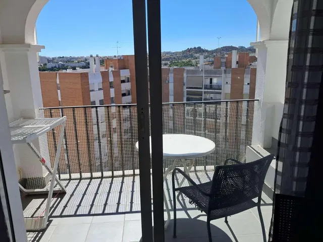 Terrazza; vista, pavimento in piastrelle, luce naturale