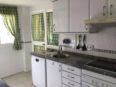 Küche; küchengeräte, tageslicht, moderner stil