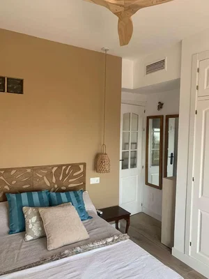 Schlafzimmer; holzboden, tageslicht, moderner stil