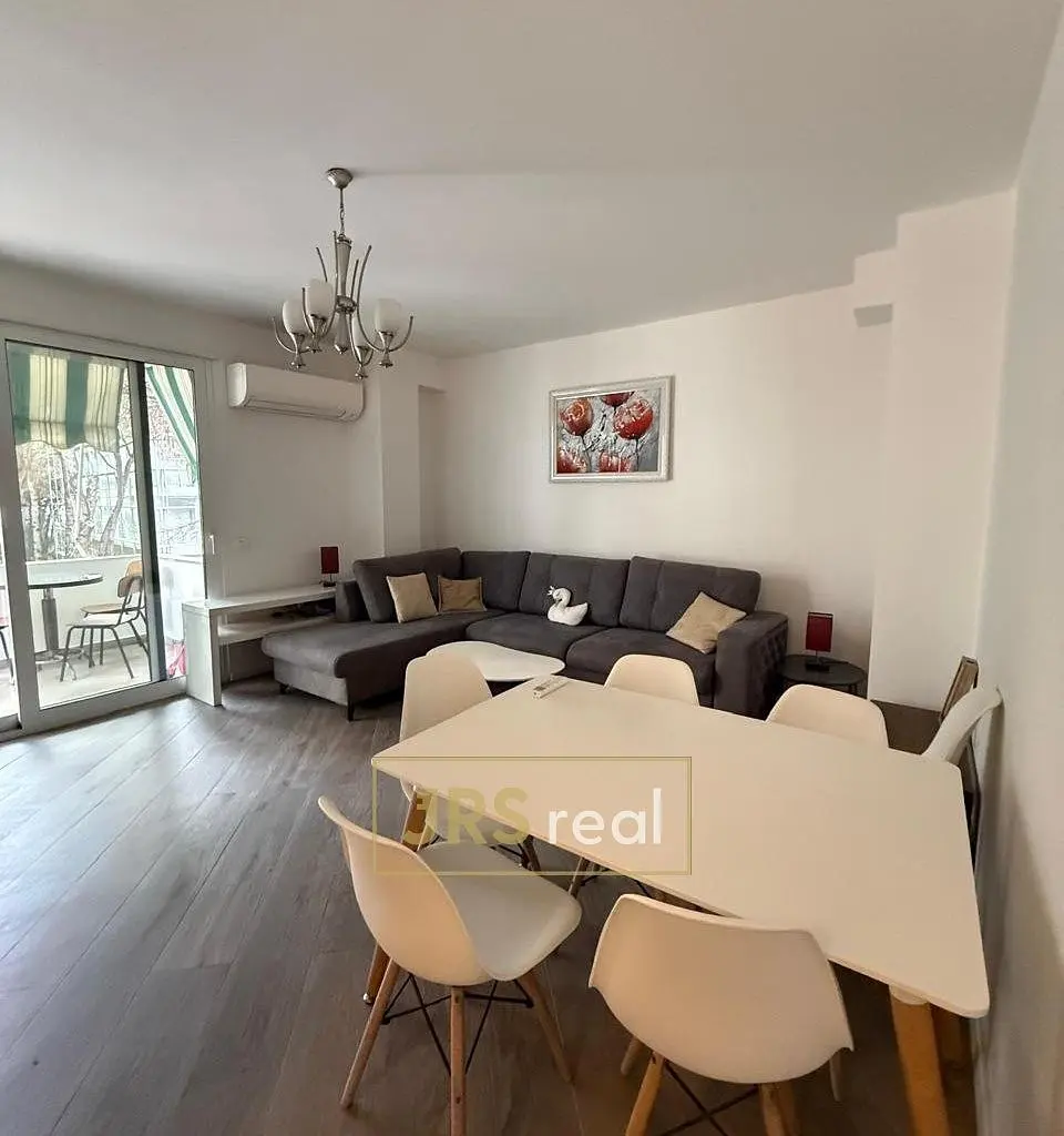 Salon; style moderne, parquet, lumière naturelle