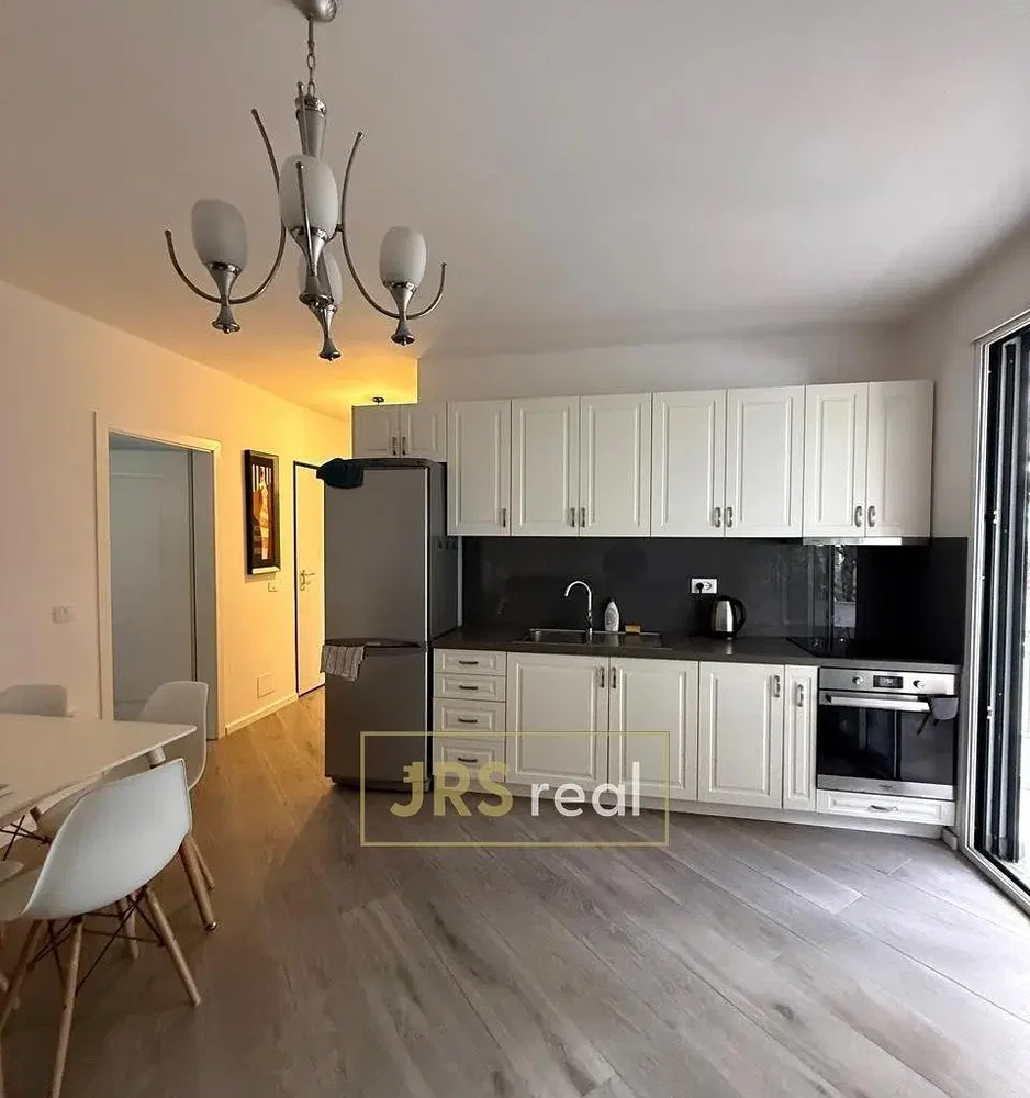 Cuisine; électroménager, style moderne, parquet, lumière naturelle