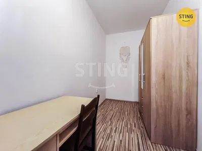 Ložnice; dřevěná podlaha, dlažba