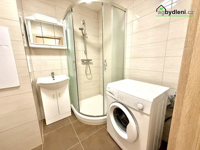 Bagno; pavimento in piastrelle, ristrutturato, luce naturale, stile moderno