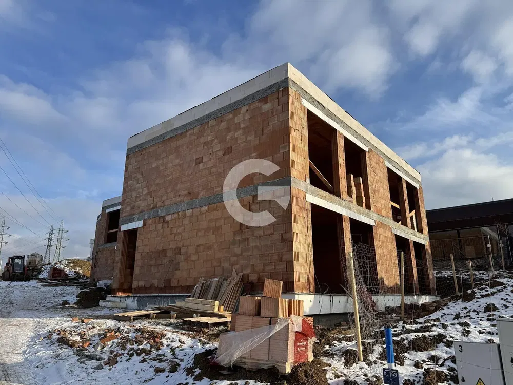 Кућа и околина; потребна реновација