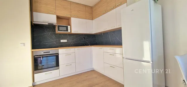 Cuisine; électroménager, rénové, lumière naturelle