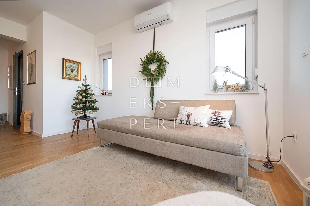 Oturma odası; ahşap zemin, doğal ışık, modern stil