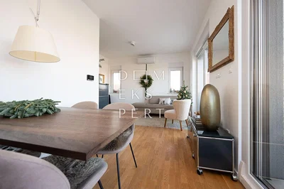 Oturma odası; ahşap zemin, doğal ışık, modern stil