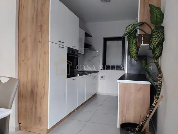 Cucina; elettrodomestici, pavimento in piastrelle, luce naturale