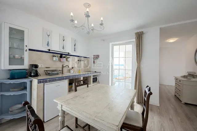 Kuchnia; sprzęt kuchenny, światło dzienne