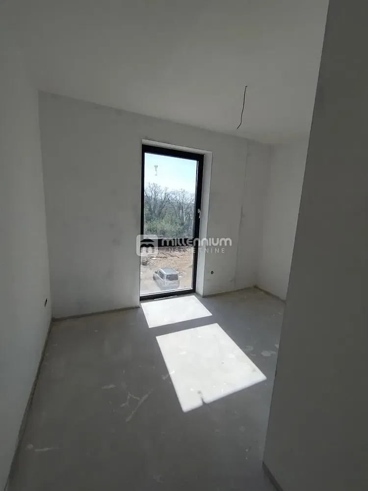 Ostalo; prirodno svjetlo, potrebna renovacija, pogled