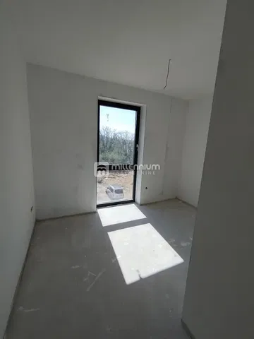 Inne; światło dzienne, wymaga remontu, widok