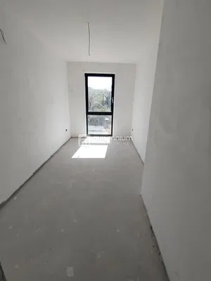 Ostalo; prirodno svjetlo, potrebna renovacija, pogled